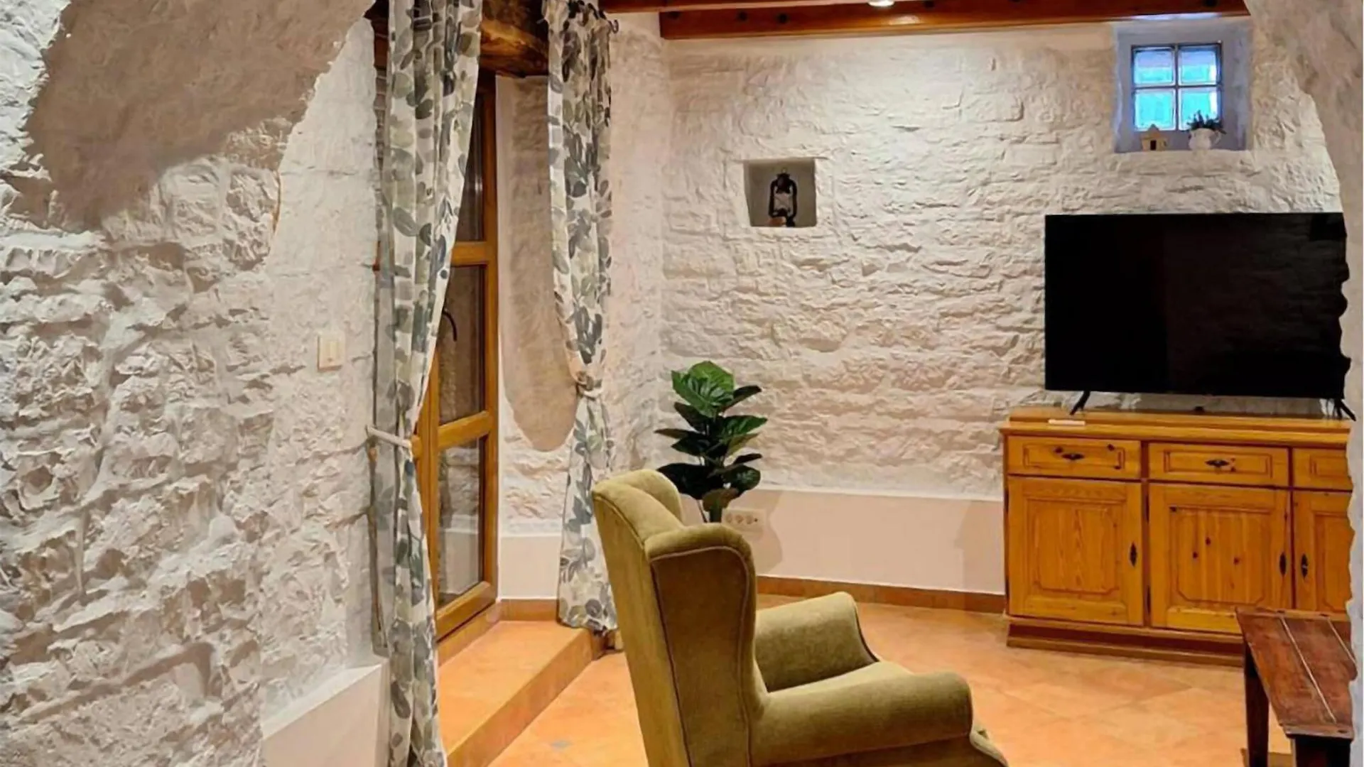 Nice home in Pazin with 3 Bedrooms, Jacuzzi&Outdoor swimming pool Heki 0*,  Kroatië