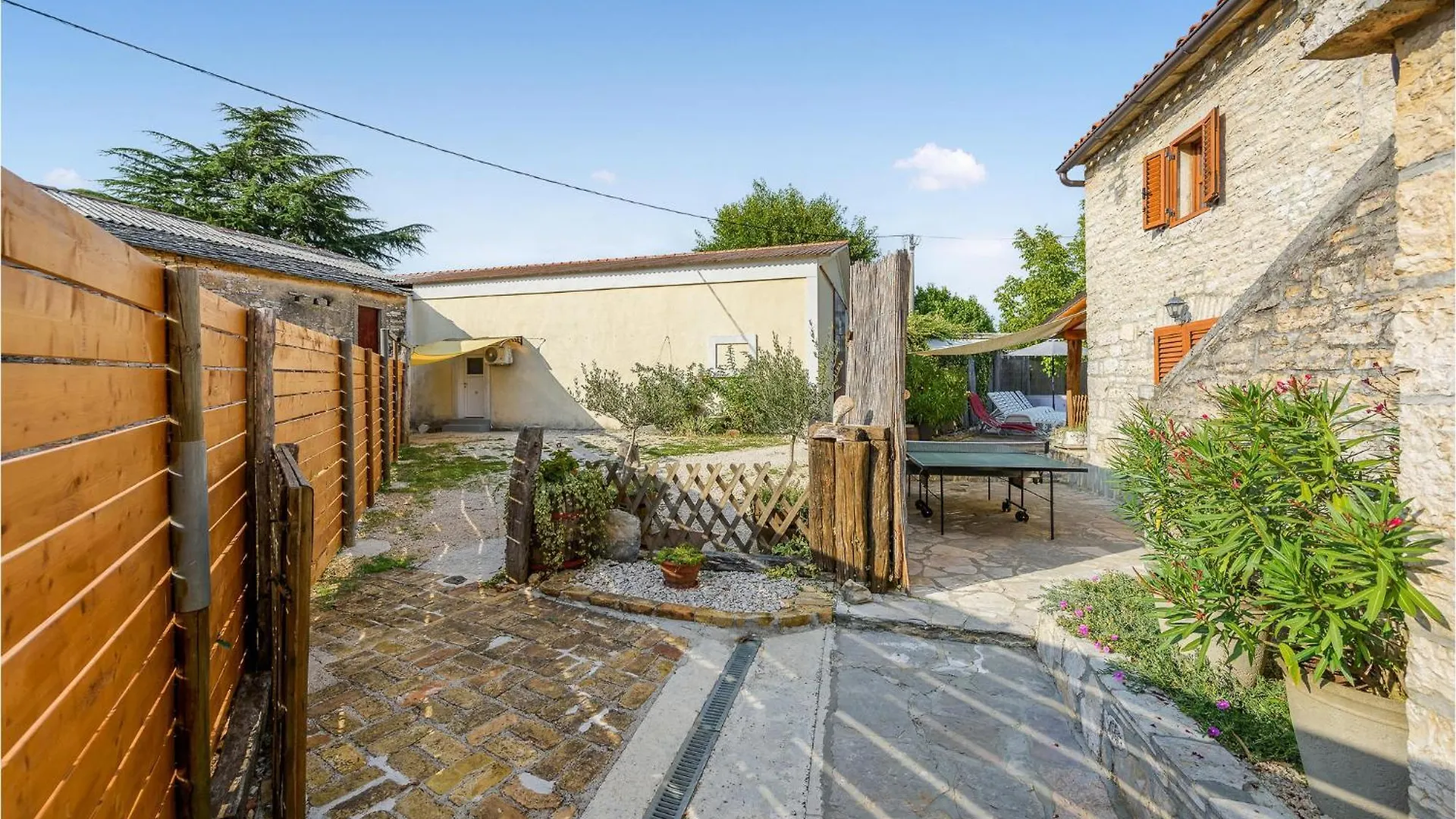Nice home in Pazin with 3 Bedrooms, Jacuzzi&Outdoor swimming pool Heki Vakantiehuis