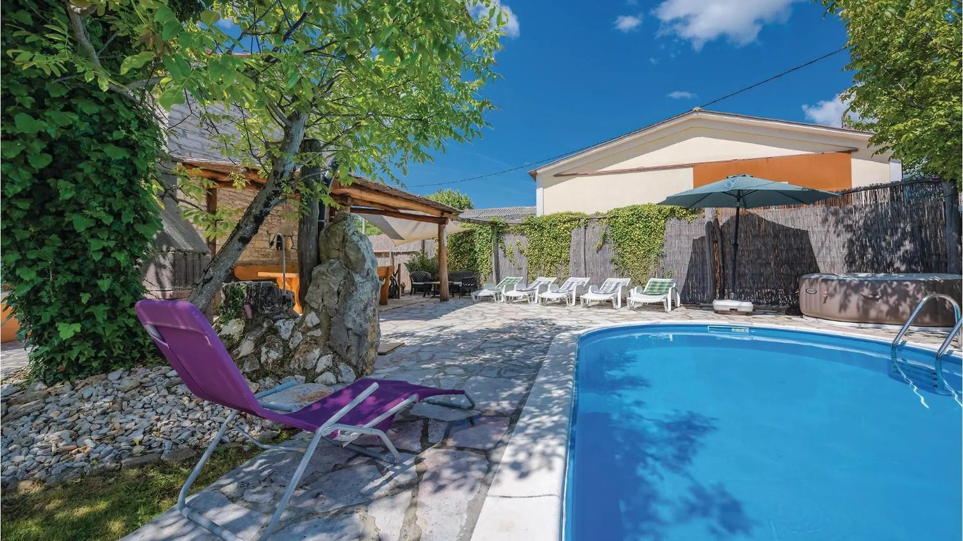 Nice home in Pazin with 3 Bedrooms, Jacuzzi&Outdoor swimming pool Heki Kroatië