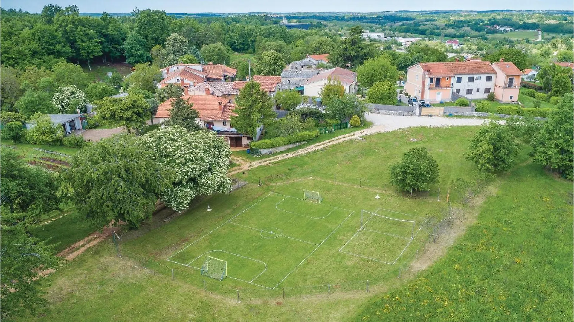 Nice home in Pazin with 3 Bedrooms, Jacuzzi&Outdoor swimming pool Heki Vakantiehuis