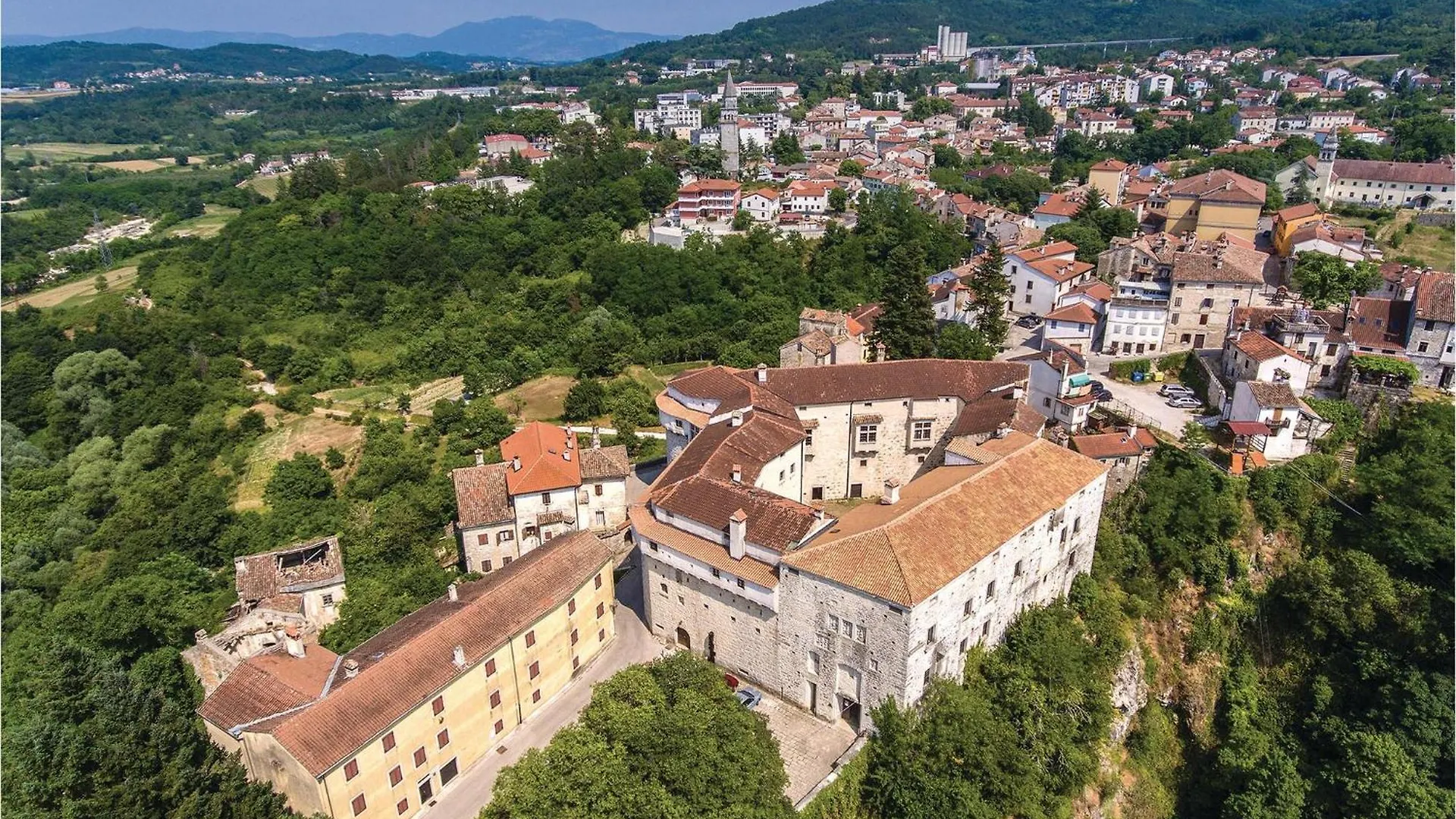 Nice home in Pazin with 3 Bedrooms, Jacuzzi&Outdoor swimming pool Heki