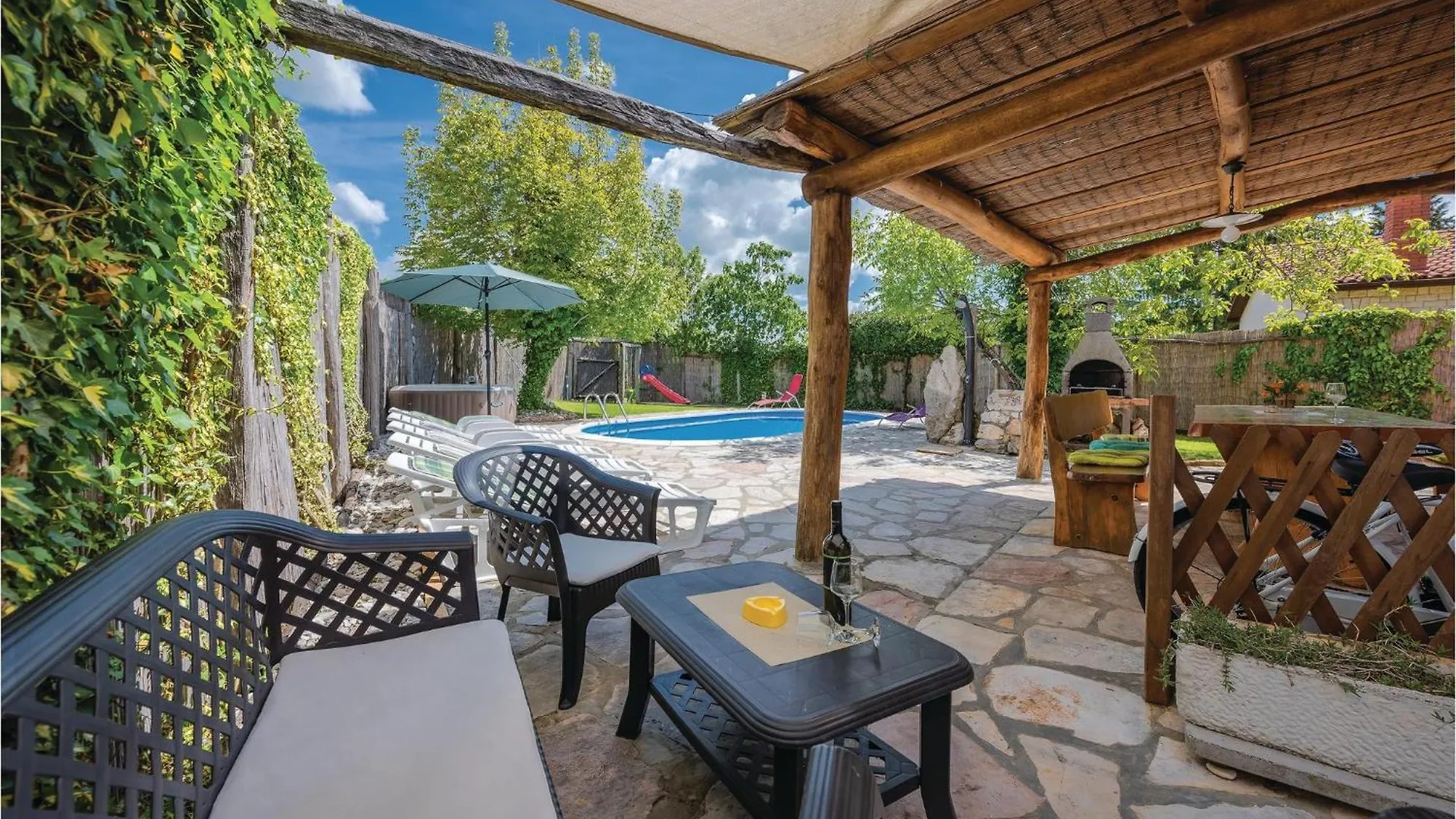 Vakantiehuis Nice home in Pazin with 3 Bedrooms, Jacuzzi&Outdoor swimming pool Heki